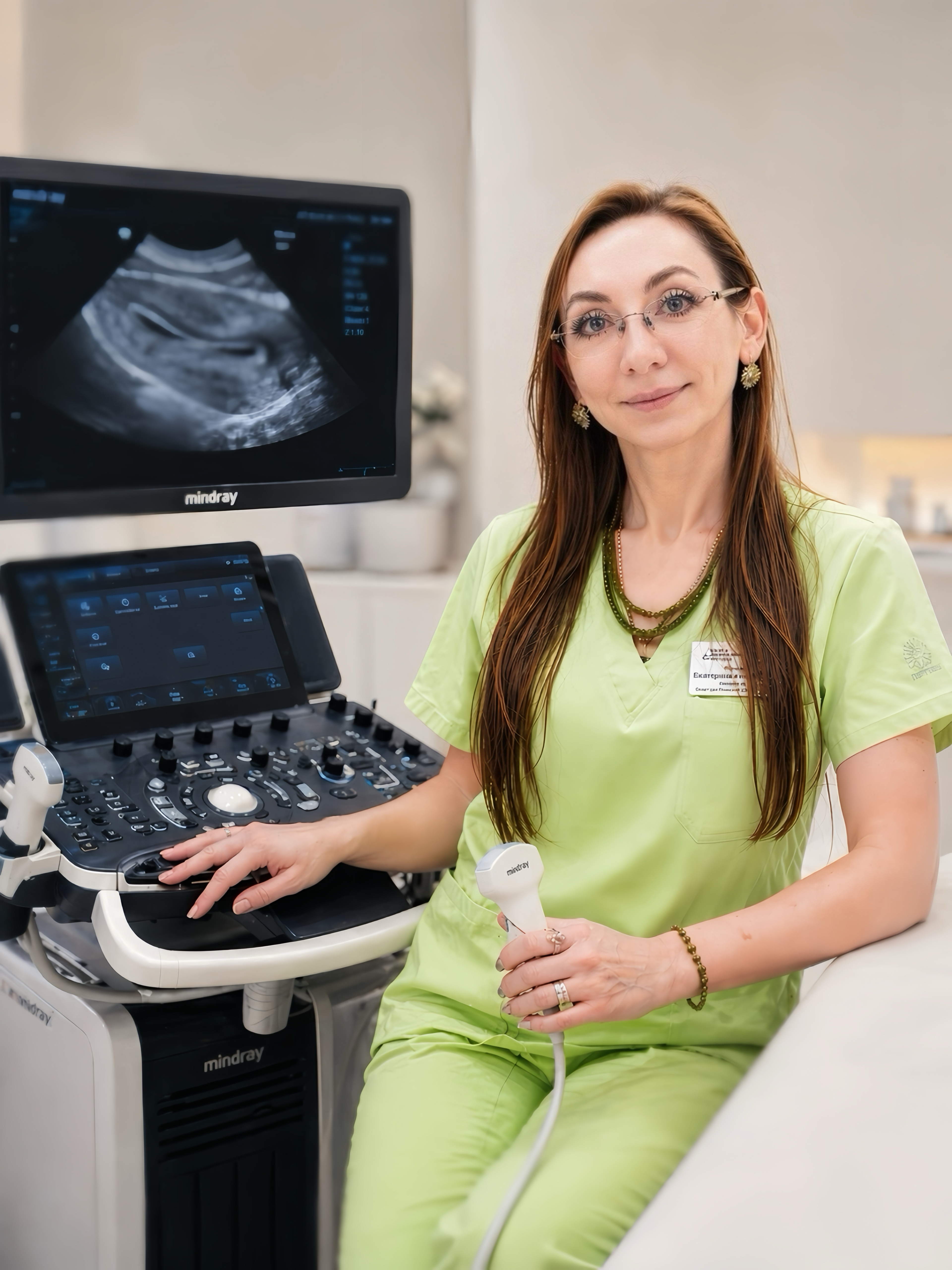 Екатерина Полуян проводит УЗИ